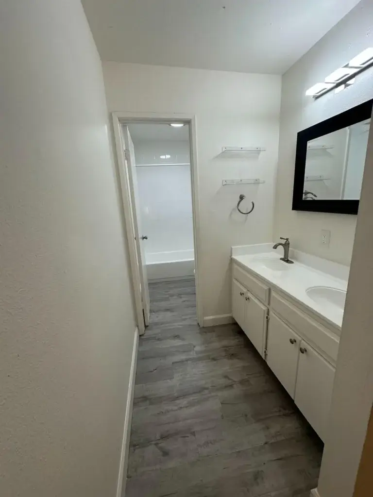 Poly High Home — Большая серая комната комната