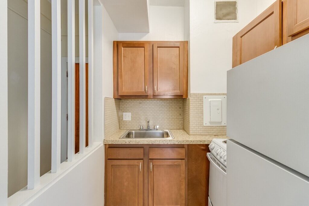 Просторная белая студия