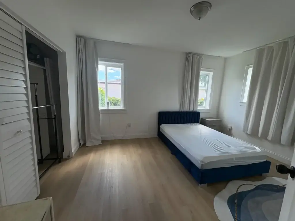 Серая комната с тремя окнами