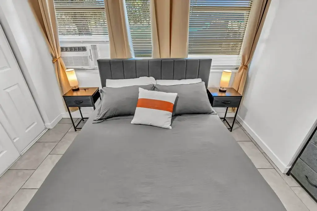 Стильная комната с большим окном