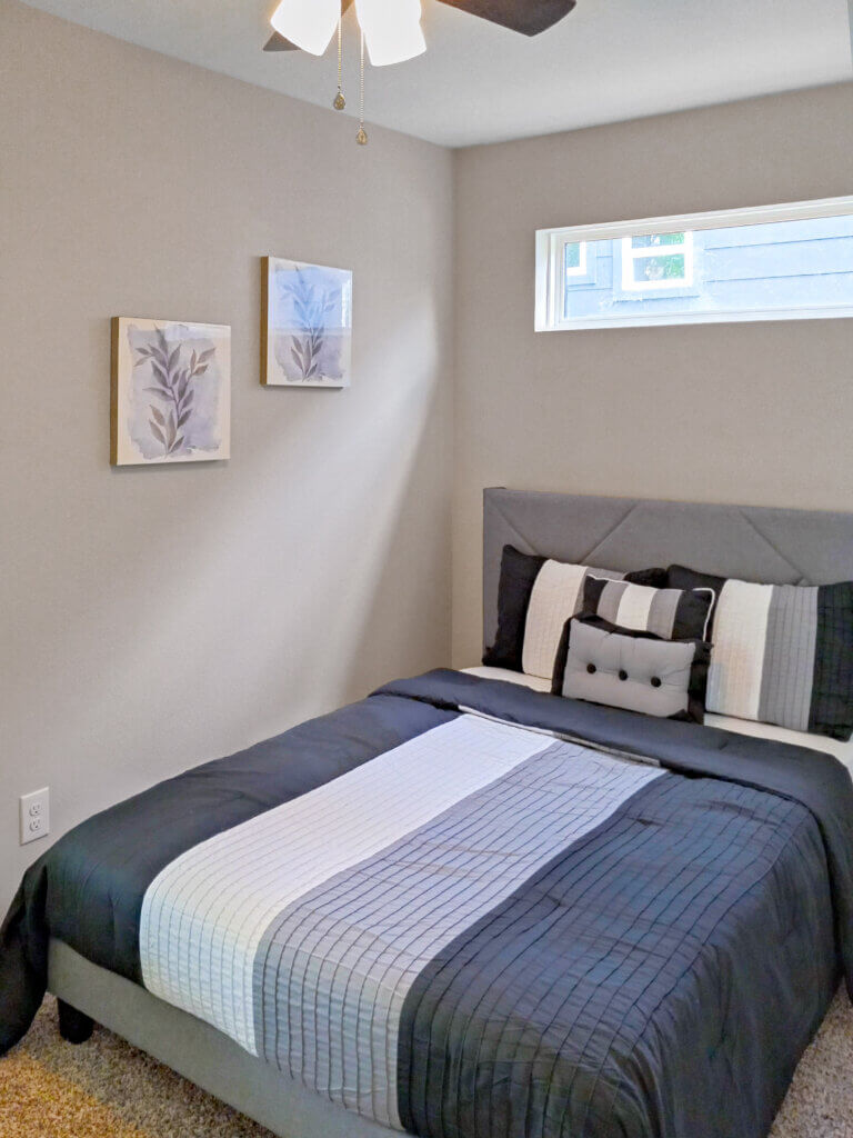 Modern & cozy Houston Duplex — Маленькая серая комната