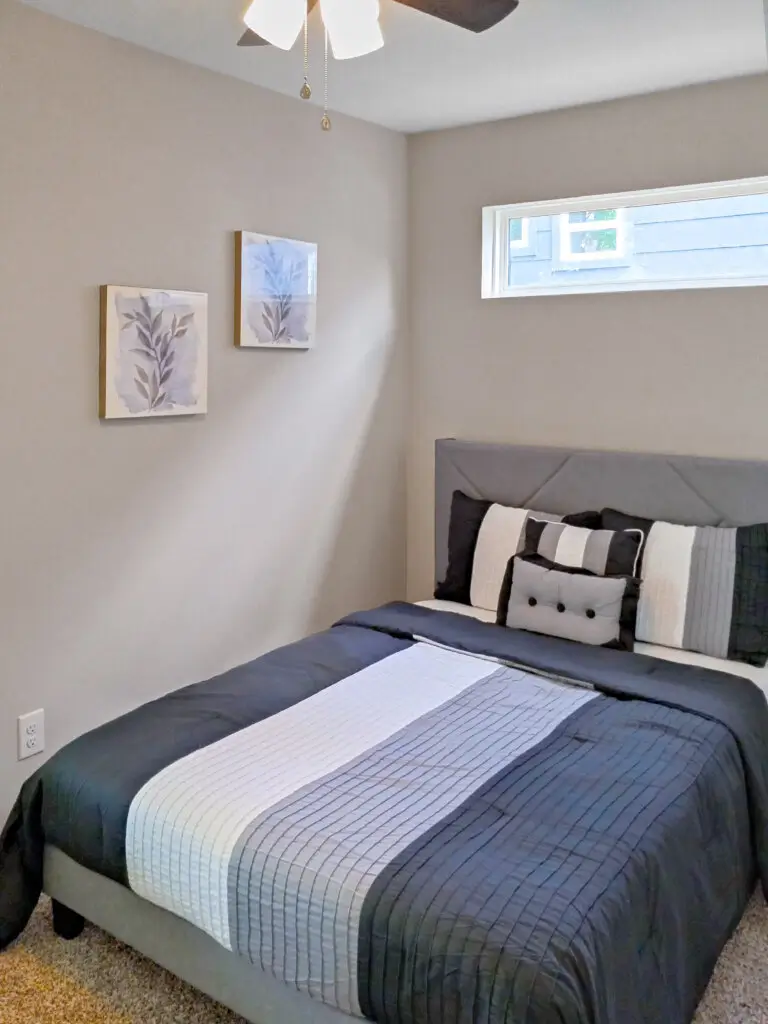 Modern & cozy Houston Duplex — Маленькая серая комната