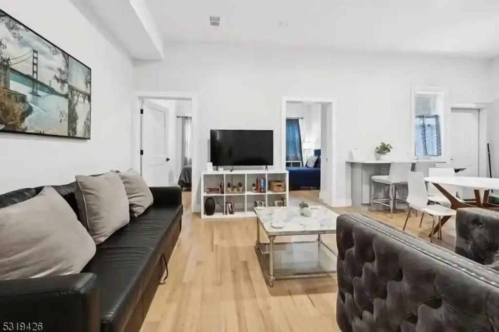 Комната с большим телевизором