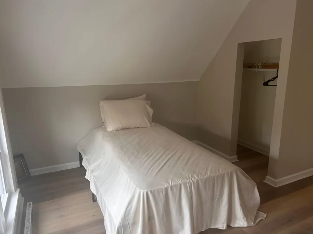 Комната на мансарде