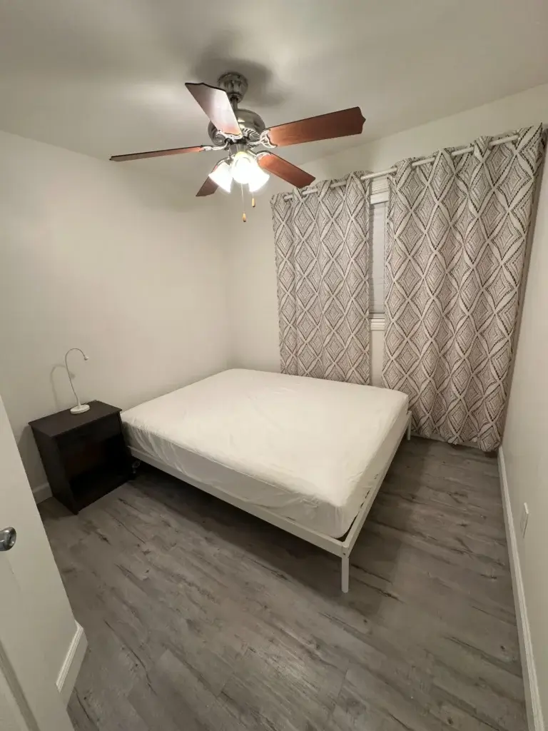 Poly High Home — Серая комната